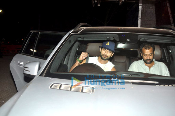 shahid kapoor snapped at a suburban multiplex 4