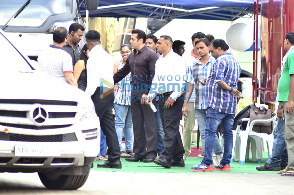 salman khan snapped as he meets a special child at mehboob studio 4