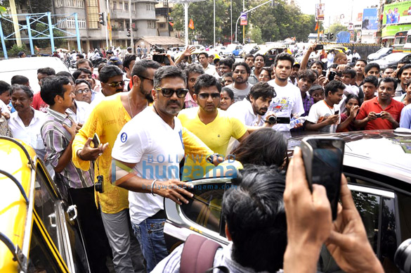 suniel shetty snapped distributing water bottles to traffic cops 8
