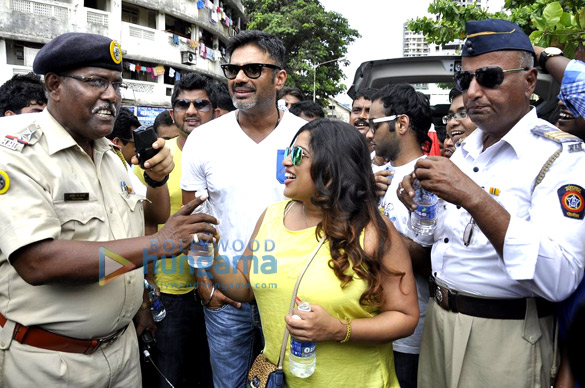 suniel shetty snapped distributing water bottles to traffic cops 6