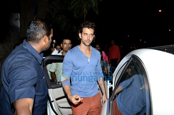 hrithik snapped with his family and a special guest from abroad 6