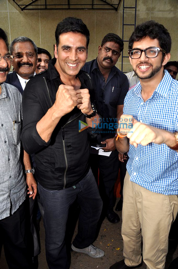 akshay kumar aditya thackeray launch women safety defence centre 6