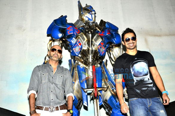 rannvijay ashmit pose with optimus prime to promote transformers 4 6