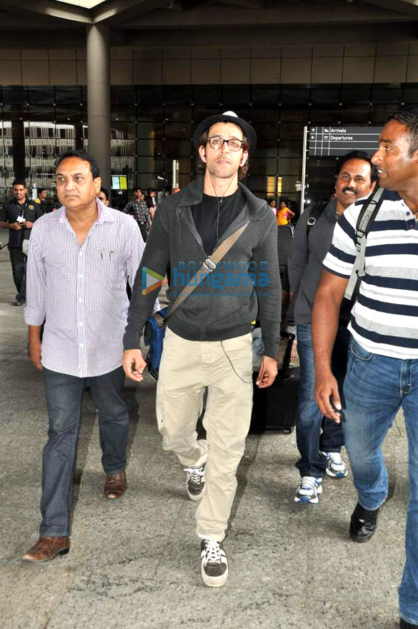 hrithik snapped at international airport on his arrival from london 7
