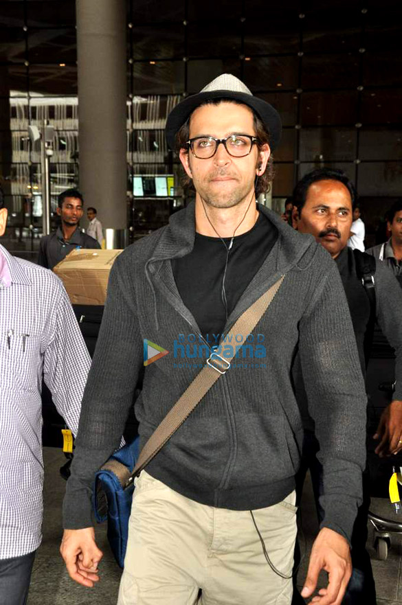 hrithik snapped at international airport on his arrival from london 5