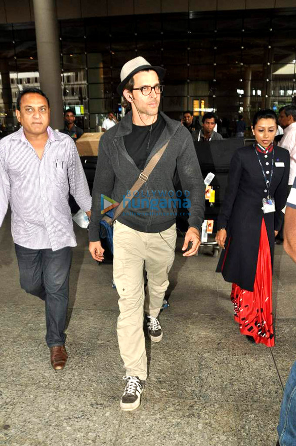 hrithik snapped at international airport on his arrival from london 3