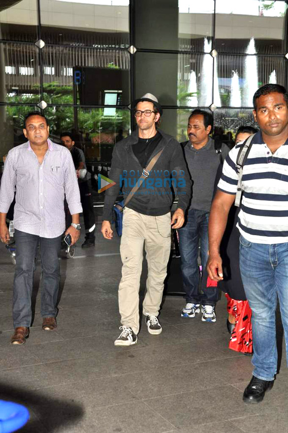 hrithik snapped at international airport on his arrival from london 4