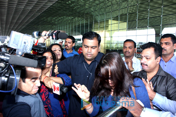 preity zinta snapped after arriving from usa 5