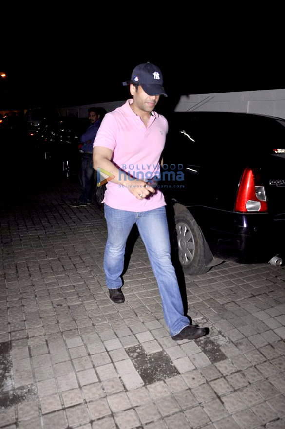 tusshar kapoor snapped with shilpas parents 6