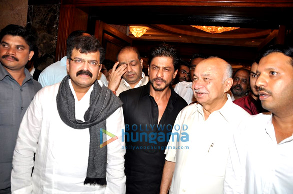 salman shah rukh khan meet again at iftaar party 33