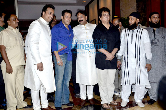 salman shah rukh khan meet again at iftaar party 19