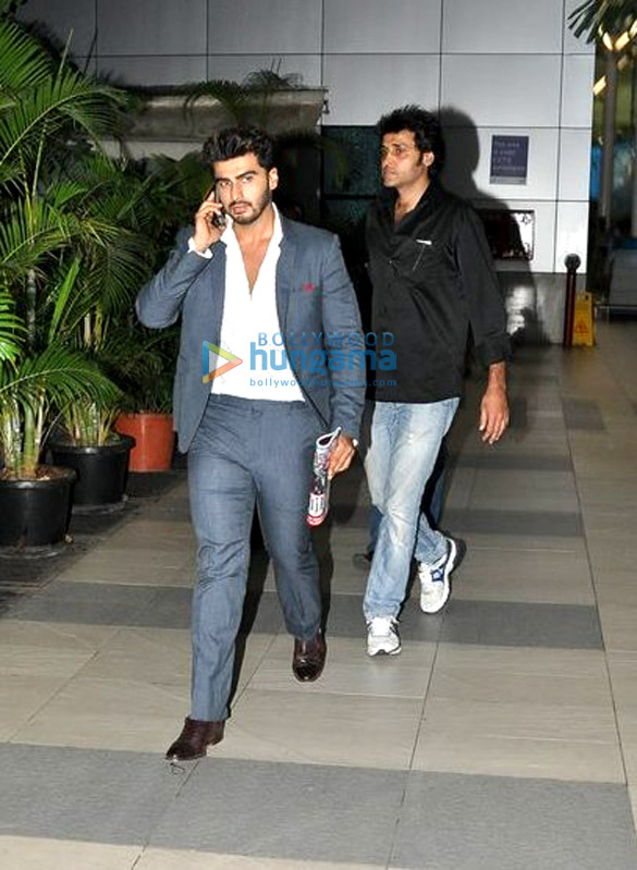 arjun kapoor surveen jay snapped at the airport 6