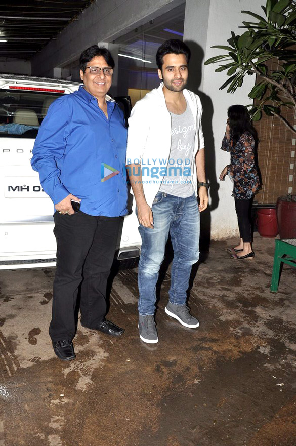 riteish hosts a special screening of lai bhaari for family friends 12