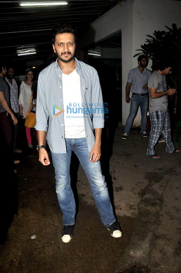 riteish hosts a special screening of lai bhaari for family friends 13
