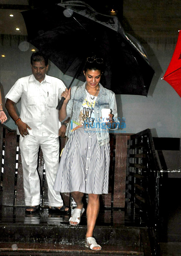 jacqueline fernandez snapped at starbucks 3