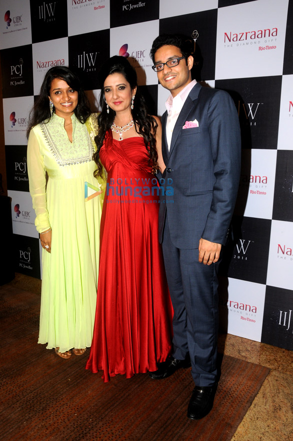 amy billimoria walks for saboo fine jewels at iijw 2014 5