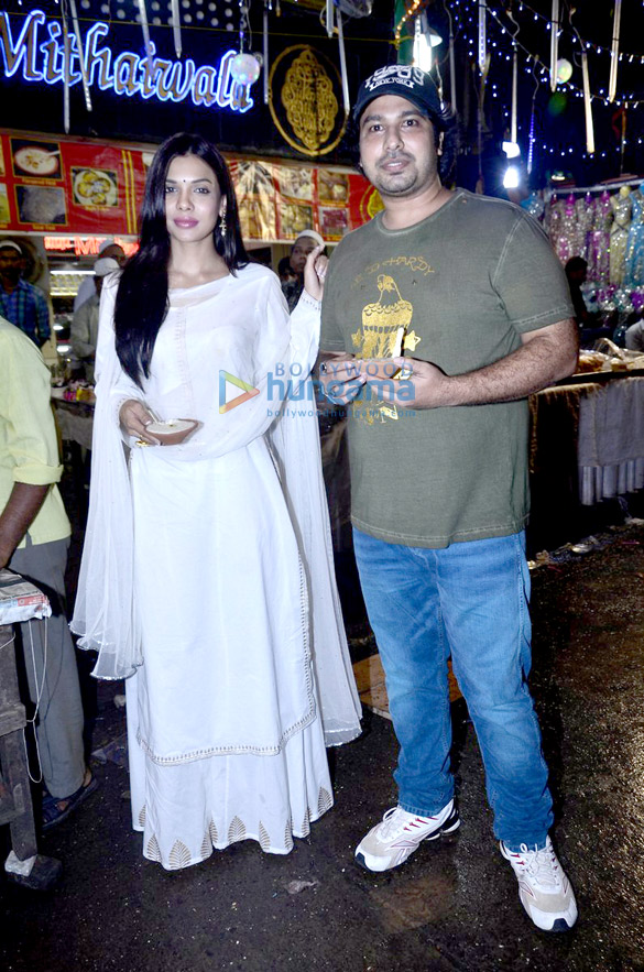 sara loren snapped at minara masjid on account of ramazan 5