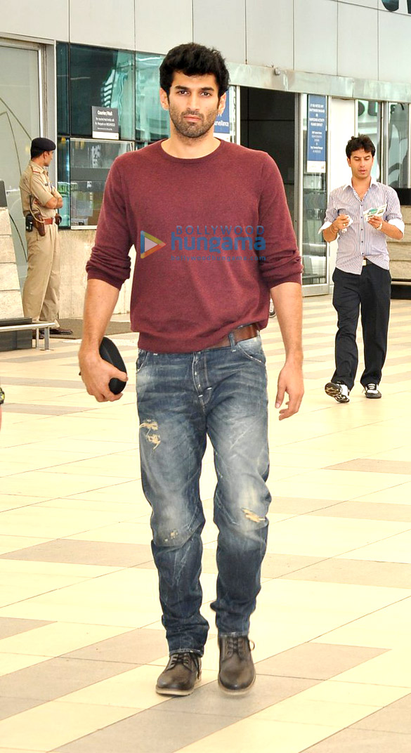 aditya alia snapped at the airport 7