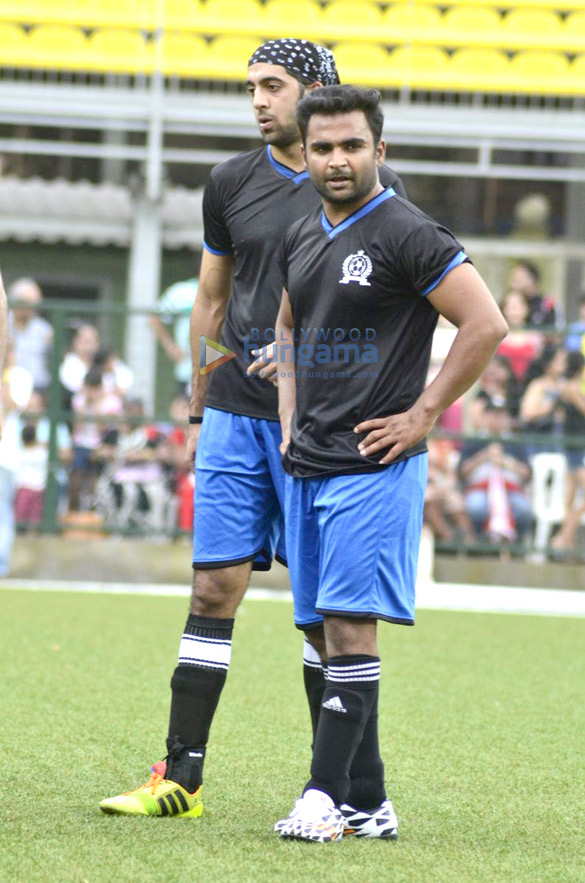 aamir hrithik abhishek at ira khans charity football match 21