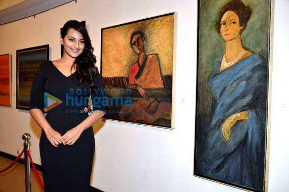 sonakshi sinha inaugurates an art exhibition 9