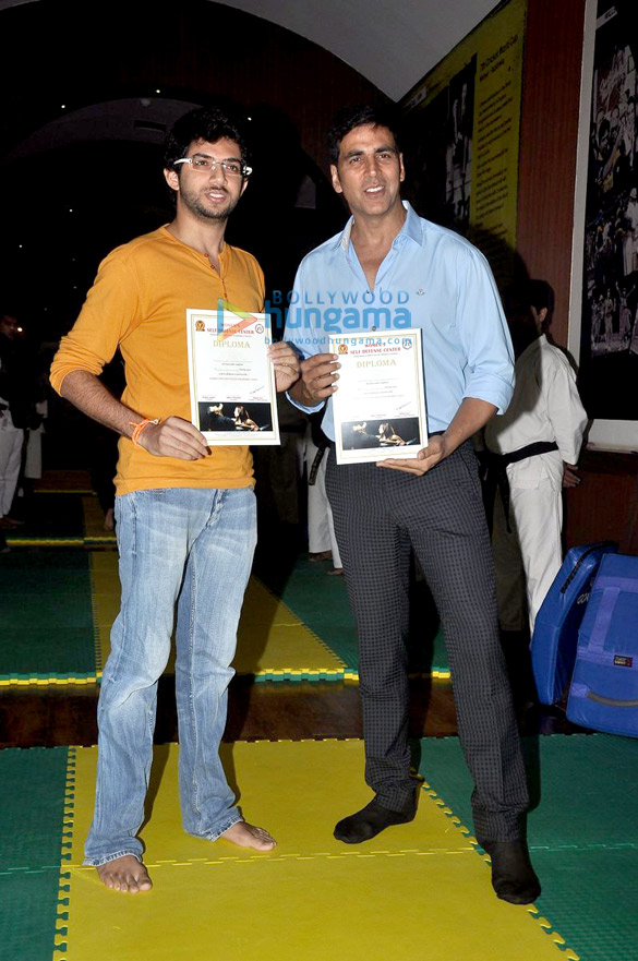 akshay gives certificates to first womens self defense batch 4