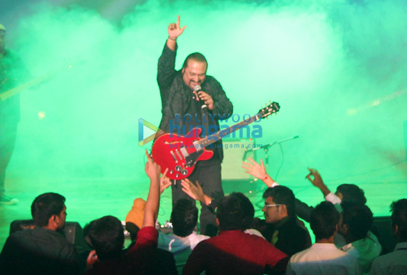 lesle lewis performs at the iimun 12