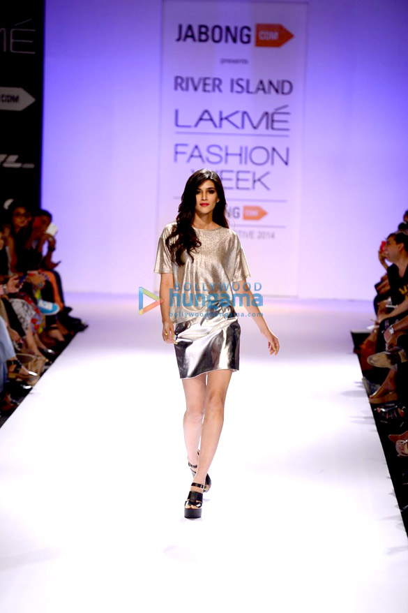 kriti sanon walks for river island at lfw 2014 day 2 2