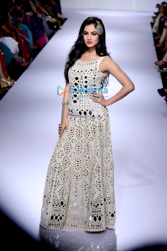 sonal chauhan walks for purvi doshi at lfw 2014 day 3 3
