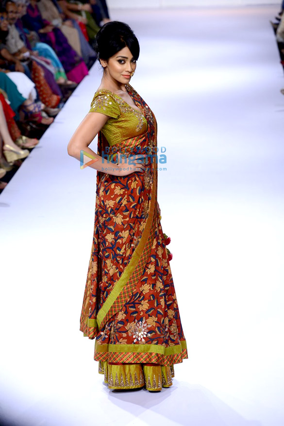shriya saran walks for sashikant naidu at lfw 2014 day 3 6