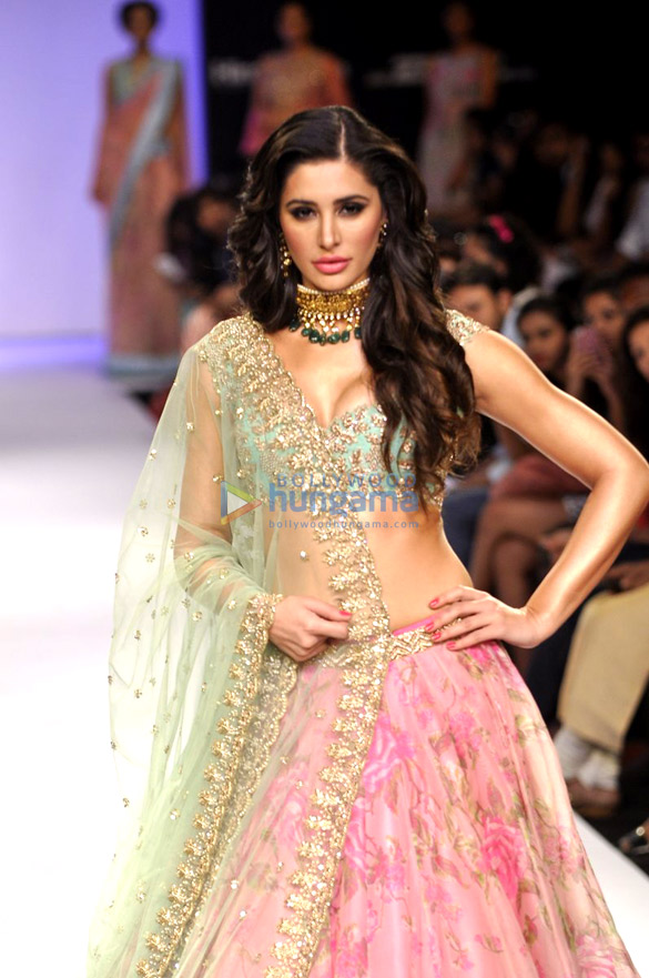 nargis fakhri walks for anushree reddy at lfw 2014 day 6 3