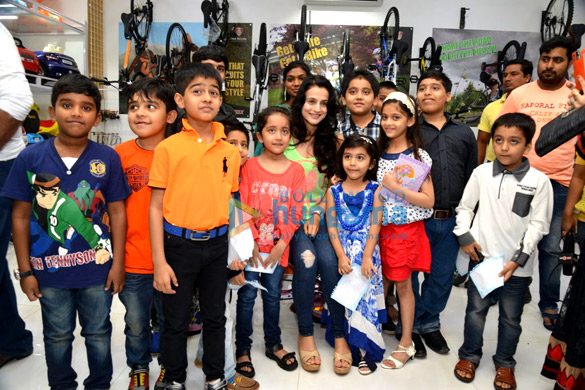 ameesha patel launches a toy store 12