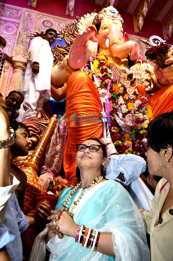 rani mukerji graces lalbaugcha rajas ganesh mandal 4