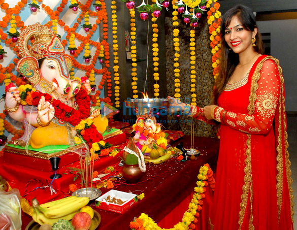 tanisha singh celebrates ganesh chaturthi with her friends 2