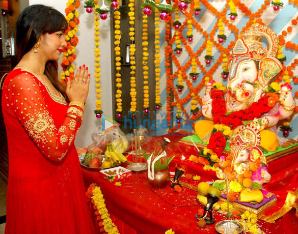 tanisha singh celebrates ganesh chaturthi with her friends 4