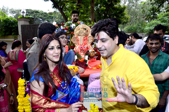 sonali bendres ganpati visarjan 8