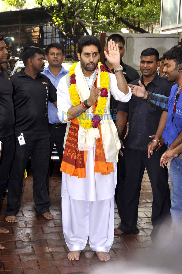 abhishek bachchan visits siddhivinayak ganesha 3