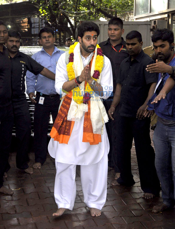 abhishek bachchan visits siddhivinayak ganesha 2