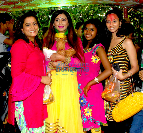 celebs snapped attending the darshan at lalbaug cha raja 3