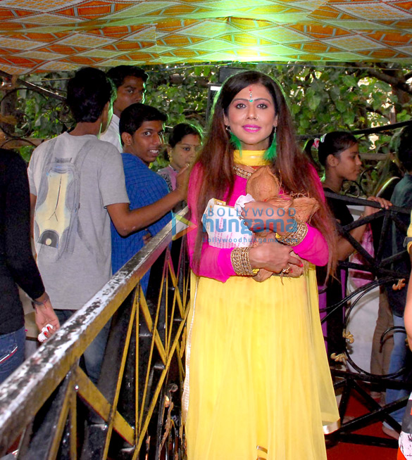 celebs snapped attending the darshan at lalbaug cha raja 5