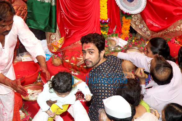 adhyayan suman aanand raut snapped visiting lalbaughcha raja for blessings 6