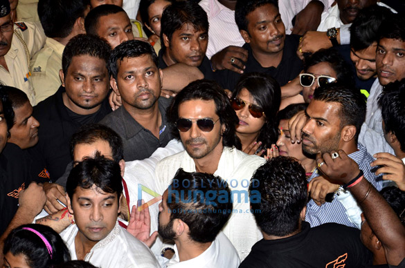 arjun rampal visits lalbaug cha raja to take blessings for his next hindi film daddy 8