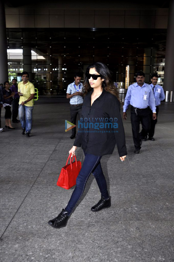 asin sridevi snapped while returning from siima 8