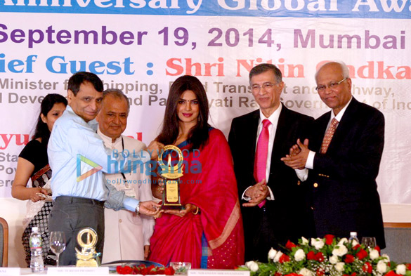 priyanka chopra recieves priyadarshini global award 2