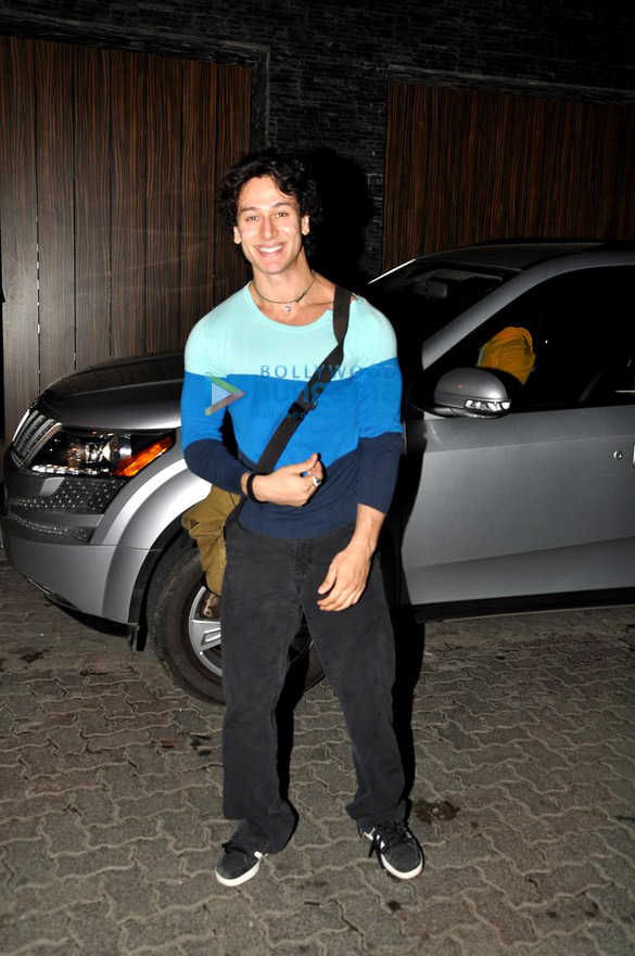 tiger shroff snapped in bandra 3