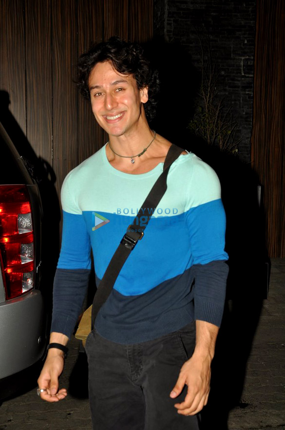 tiger shroff snapped in bandra 5