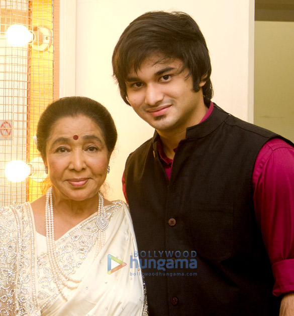 asha bhosle siddhant bhosle sudesh bhosle perform at a concert 4