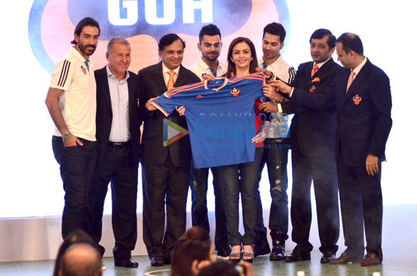 varun dhawan unveils fc goa look for indian super league 2