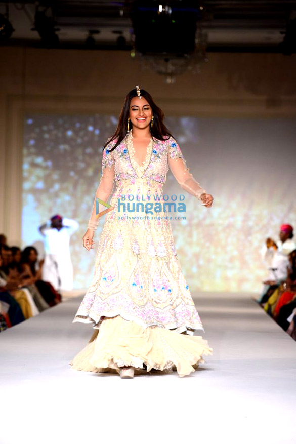 sonakshi sinha rekha at tarun tahilianis show for sahachari foundation 3