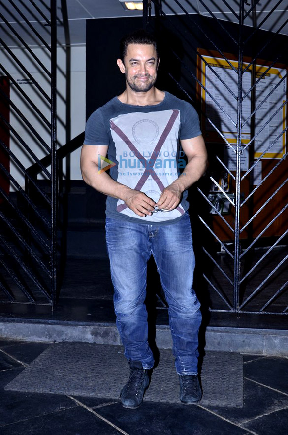 aamir khan snapped at prithivi theatre 2