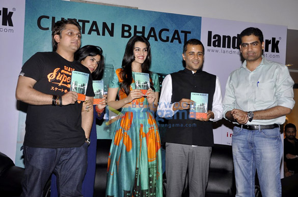 kirti sanon ekta kapoor at the launch chetan bhagats new book half girlfriend 2